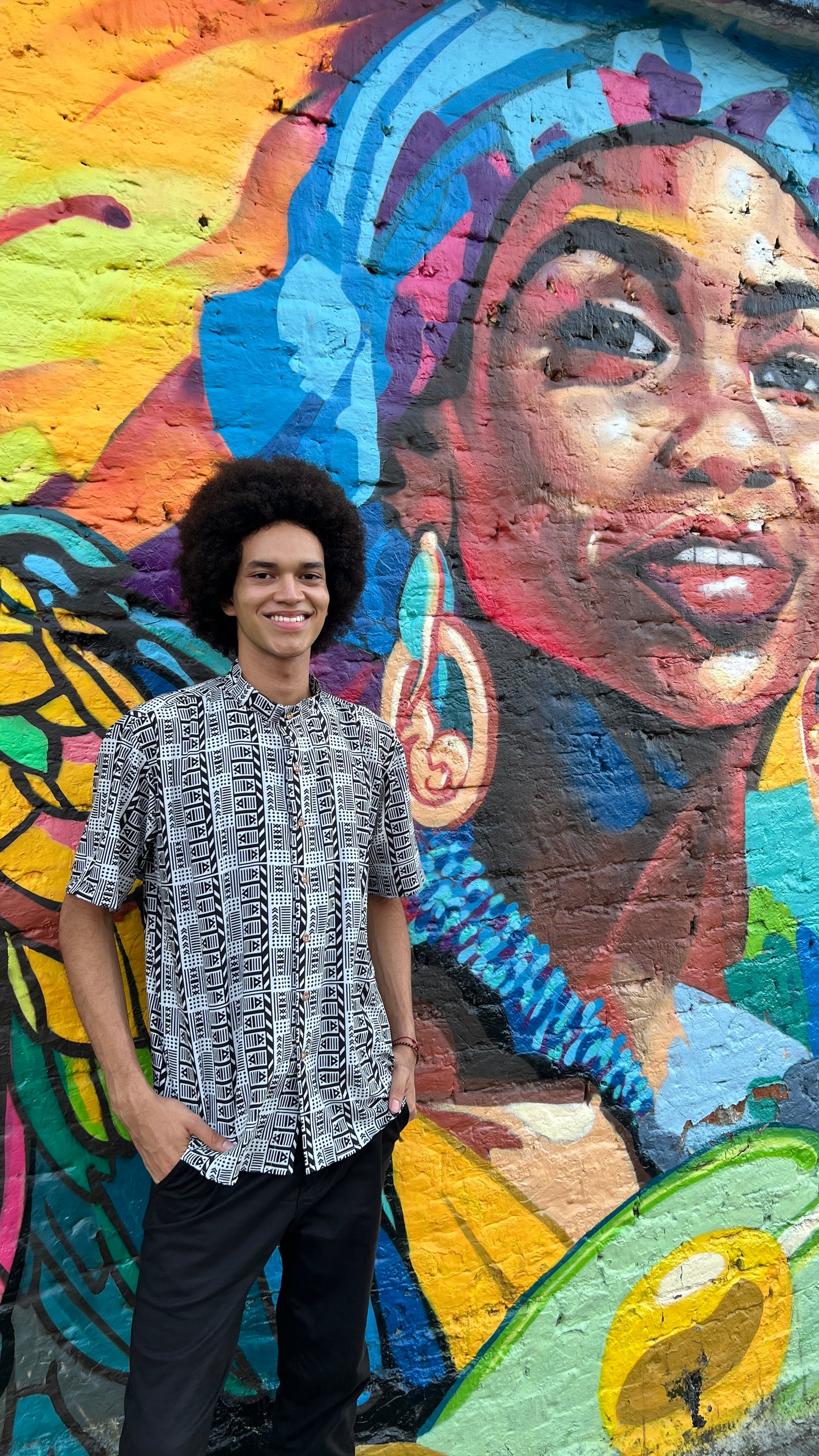 Camisa Vaivén de Peces B/N-Cuello Nerú- Ropa Afro Colombiana – diseño étnico colombiano Visaje Negro