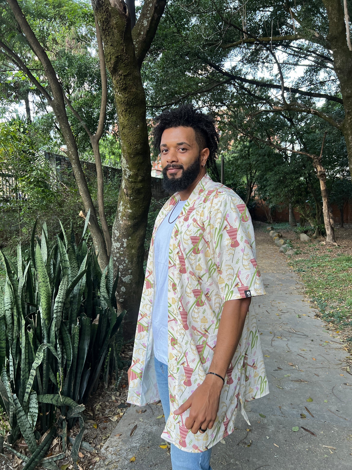 Kimono corto sin género- Diseño Pilón – diseño étnico colombiano Visaje Negro