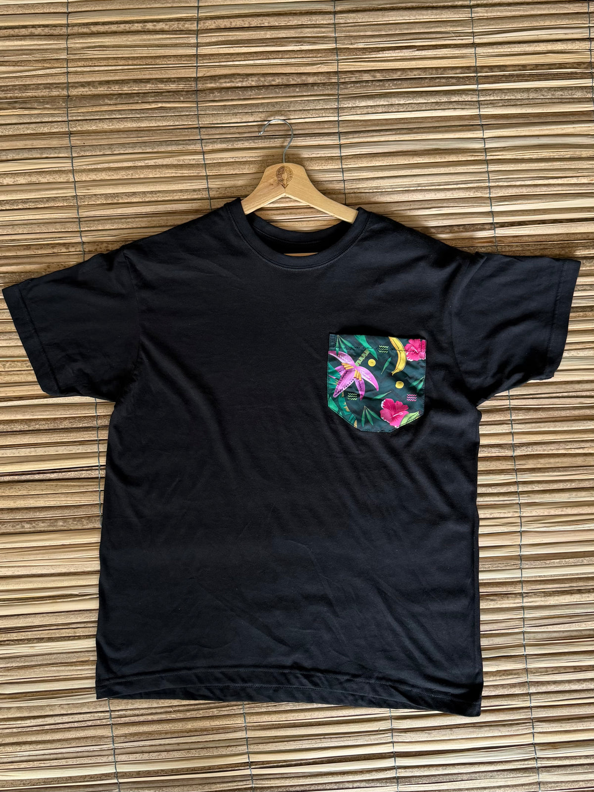 Camiseta negra talla L y XL bolsillo diseño La TAJA