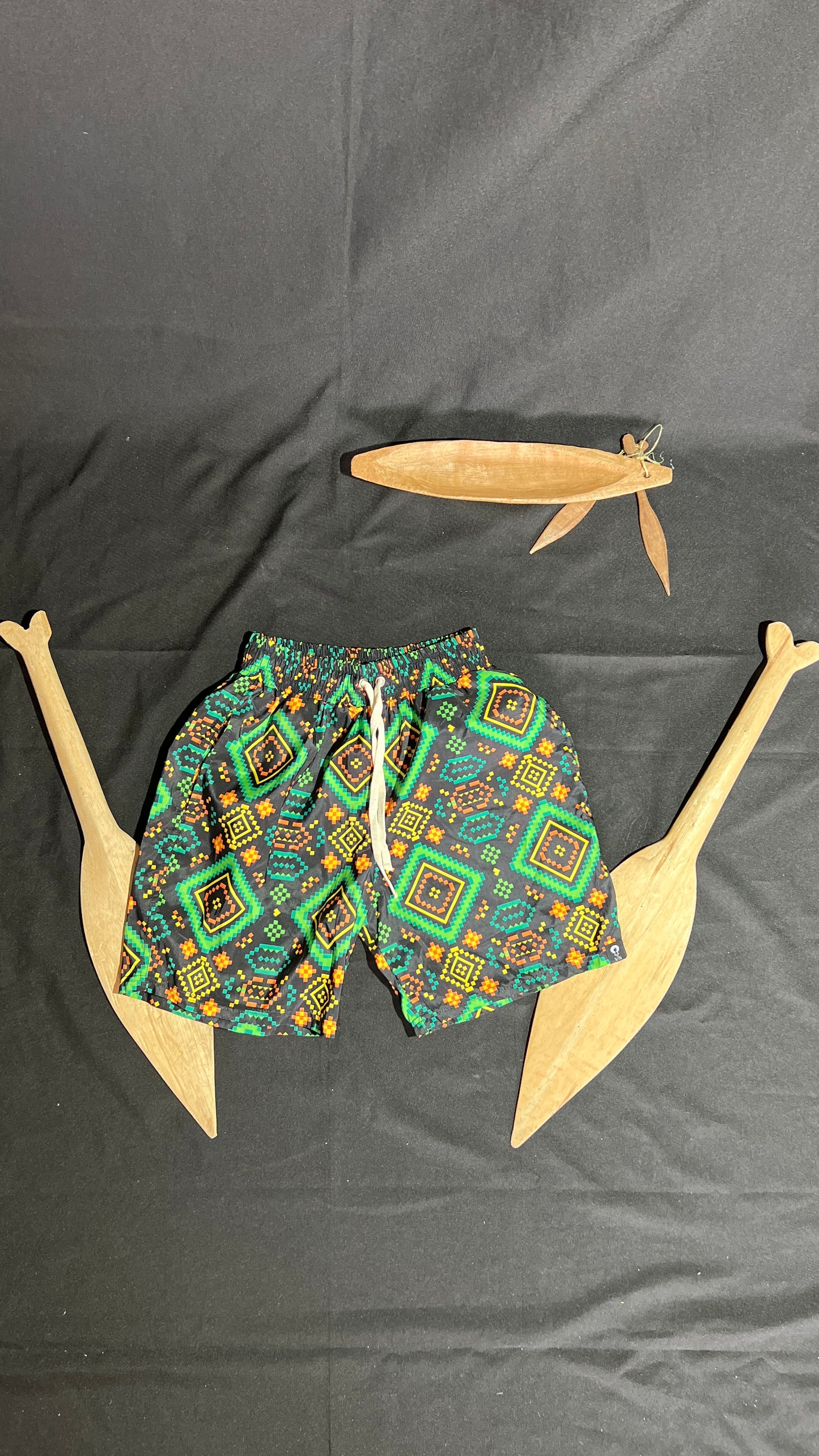 Pantaloneta de baño- Rombos de carambolo – diseño étnico colombiano Visaje Negro