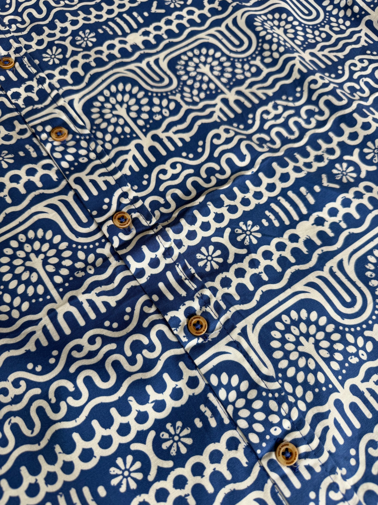 Camisa Premium ALGODÓN. Cuello NERÚ Diseño Rio Suriquí