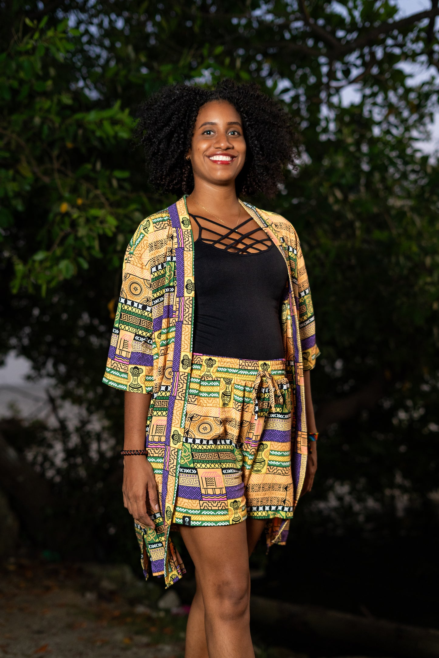 Kimono corto sin género estampado ARTESANOS – 100% viscosa fresca | Visaje Negro – diseño étnico colombiano Visaje Negro