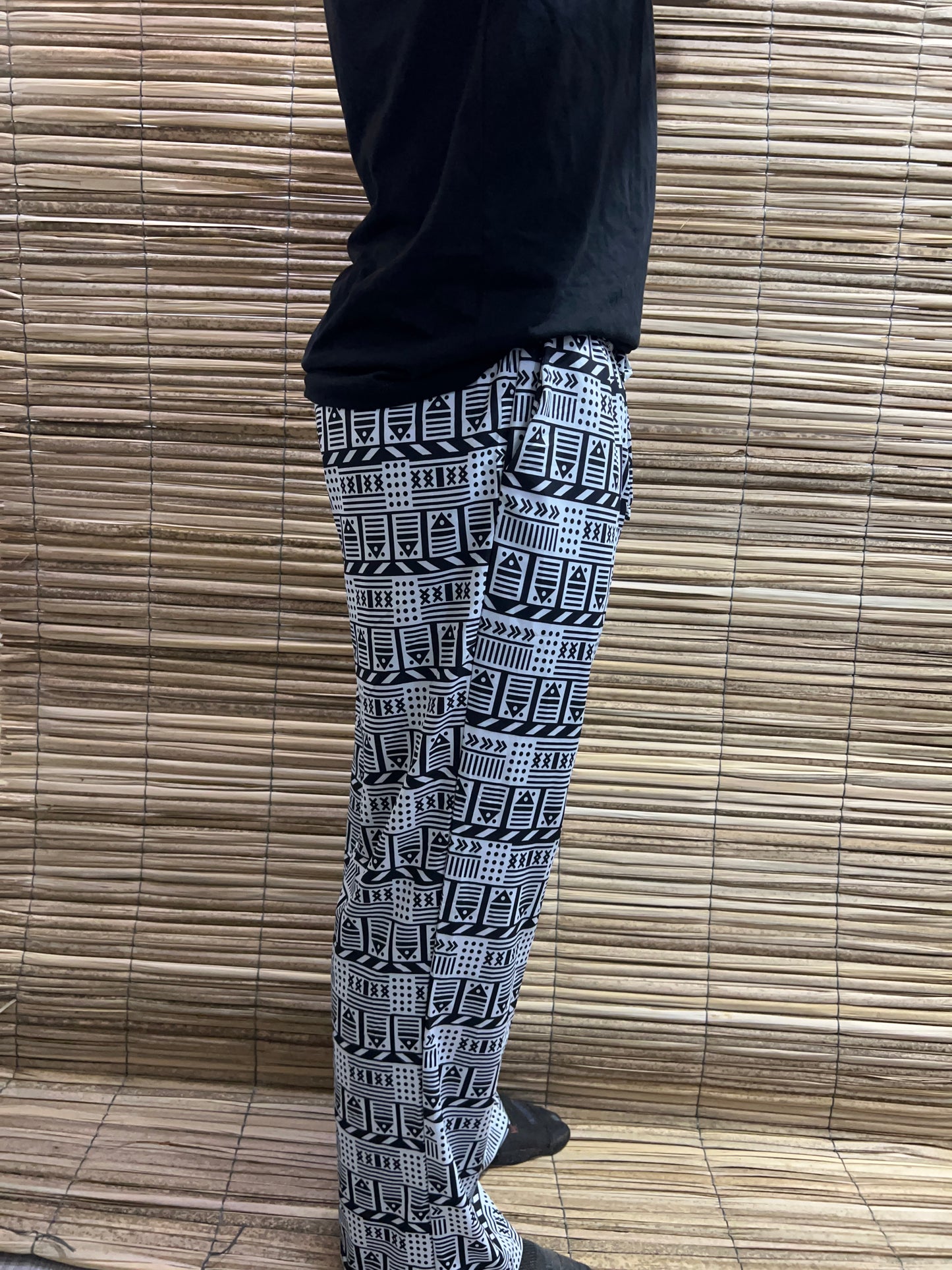 Pantalón Estampado Bota Ancha Vaivén de Peces Blanco y Negro