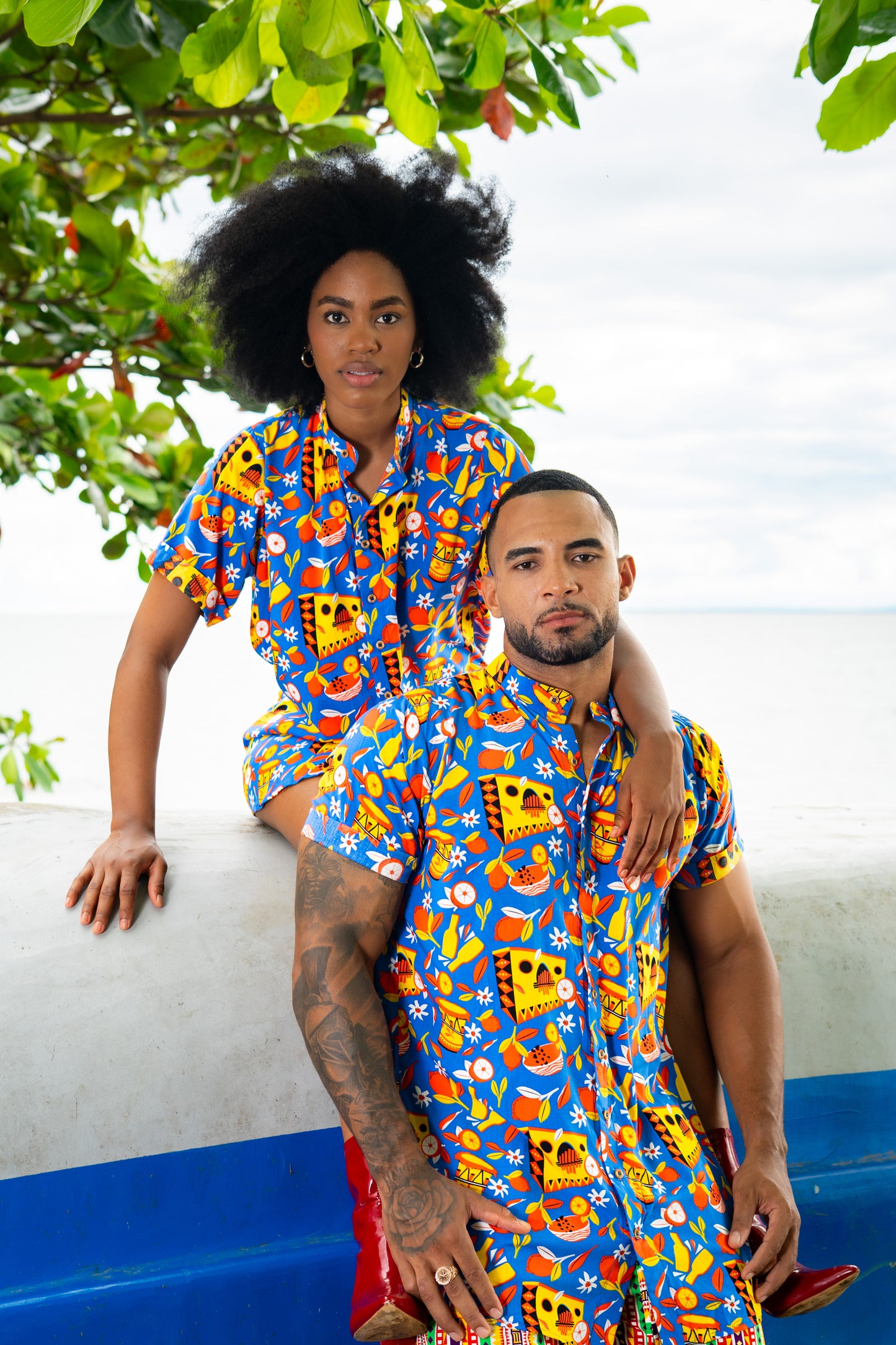 Camisón sin género estampada Noches de Sexteto   en viscosa fresca con cuello nerú | Visaje Negro – diseño étnico colombiano Visaje Negro
