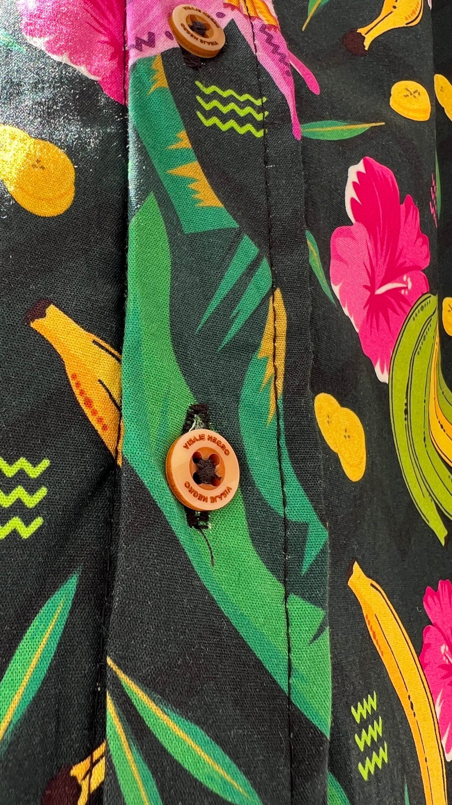 Camisa  Premiun ALGODÓN cuello inglés- La tajá – diseño étnico colombiano Visaje Negro